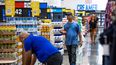 Clientes en uno de los cientos de mercados Walmart en Estados Unidos. Clientes en uno de los cientos de mercados Walmart en Estados Unidos.
