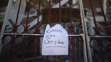 En esta imagen, tomada el 7 de enero de 2020, una nota con la frase Estamos bien. Ceo y Ana cuelga en una cerca tras un terremoto que sacudió durante la noche Guayanilla, Puerto Rico. Un temblor de magnitud 6,4 que remeció Puerto Rico de madrugada causó un muerto, varios heridos y derribó edificios en el sur de la isla. 