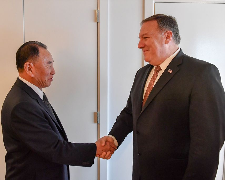 El secretario de Estado estadounidense, Mike&nbsp;Pompeo&nbsp;(dcha), estrecha la mano al vicepresidente norcoreano, Kim Yong-chol, durante un encuentro en Nueva York .&nbsp;