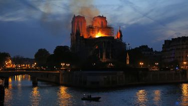 Llamas y humo saliendo de la catedral de Notre Dame, en Par&iacute;s, mientras los bomberos combaten el incendio el 15 de abril de 2019.&nbsp;