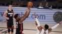 Jimmy Butler, del Heat de Miami, dispara por encima de Kyle Kuzma, de los Lakers de Los Ángeles, en la segunda mitad del tercer juego de la Final de la NBA, el domingo 4 de octubre de 2020, en Lake Buena Vista, Florida Jimmy Butler, del Heat de Miami, dispara por encima de Kyle Kuzma, de los Lakers de Los Ángeles, en la segunda mitad del tercer juego de la Final de la NBA, el domingo 4 de octubre de 2020, en Lake Buena Vista, Florida
