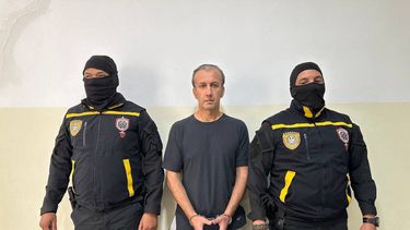 El exministro de Petróleo venezolano Tareck El Aissami (C) escoltado por miembros de la Policía Nacional Anticorrupción tras su arresto en Caracas. según muestra la fotografía difundida por la Fiscalía General de Venezuela el 9 de abril de 2024,&nbsp;