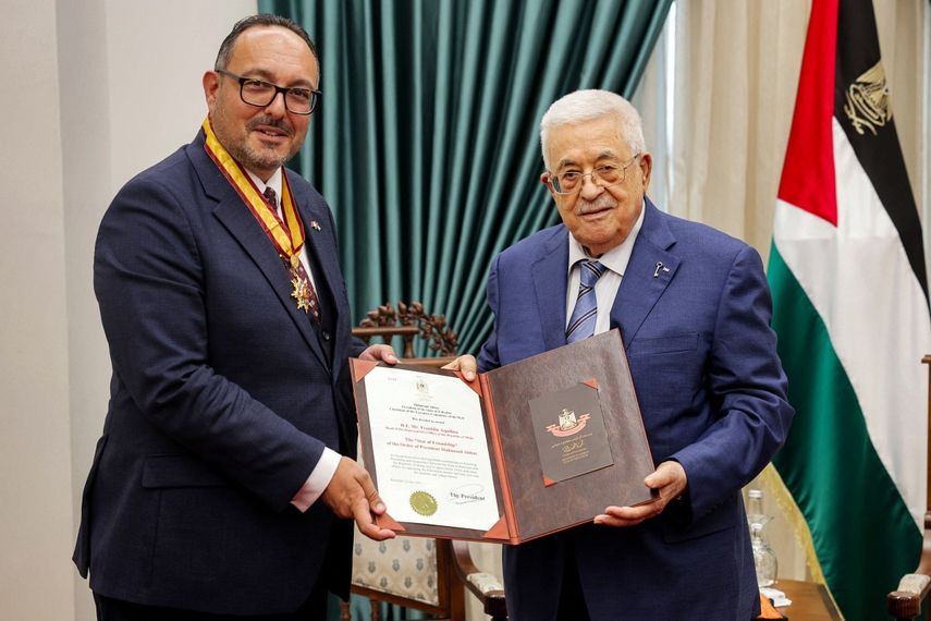 Esta imagen, proporcionada por la oficina de prensa de la Autoridad Palestina (OPP), muestra al presidente palestino Mahmud Abbas otorgando la Estrella de la Amistad al jefe de la Oficina de Representación de Malta, Franklin Aquilina, durante su reunión en su sede en Ramallah, Cisjordania ocupada, el 5 de agosto de 2025.