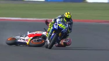 El momento en el que Márquez cae producto de la patada de Rossi. (CORTESÍA)