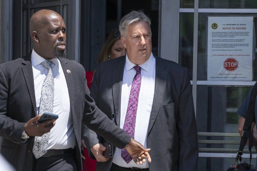 El abogado del expresidente Donald Trump, James Trusty (derecha), sale del edificio del Departamento de Justicia, el lunes 5 de junio de 2023, en Washington.