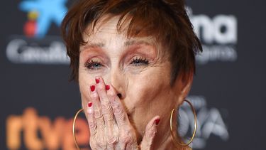 En esta foto de archivo tomada el 6 de marzo de 2021, la actriz española Verónica Forqué lanza un beso mientras posa en la alfombra roja de la 35 gala de los Premios Goya de cine de España, celebrada en Málaga. Compañeros del entretenimiento recuerdan a la Reina de la Comedia Madrileña.