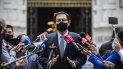 El ex presidente peruano Martín Vizcarra habla con la prensa luego de reunirse con una comisión del Congreso para responder a las acusaciones de soborno, en Lima el 1 de diciembre de 2020. El Congreso destituyó y destituyó a Vizcarra por acusaciones de que recibió sobornos de desarrolladores cuando era gobernador de la región de Moquegua en 2014. , acusa que niega. El ex presidente peruano Martín Vizcarra habla con la prensa luego de reunirse con una comisión del Congreso para responder a las acusaciones de soborno, en Lima el 1 de diciembre de 2020. El Congreso destituyó y destituyó a Vizcarra por acusaciones de que recibió sobornos de desarrolladores cuando era gobernador de la región de Moquegua en 2014. , acusa que niega.