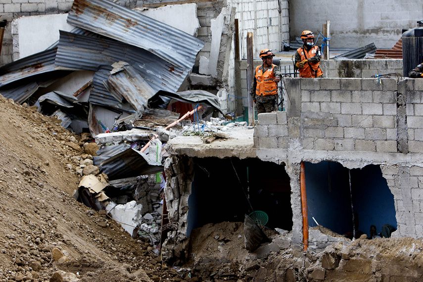En los últimos días, el arzobispo de Guatemala, monseñor Julio Vian, expertos y ambientalistas han levantado su voz ante el suceso y no descartan responsabilidad de autoridades municipales por permitir licencias de construcción de casas o no atenuar lo