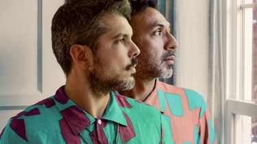 El dúo venezolano Piojos Intergalácticos presenta el tema El jaguar.