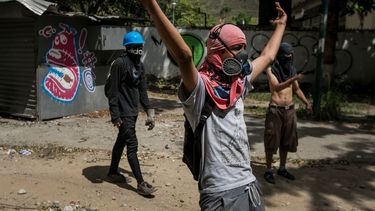 Opositor se enfrenta a la GNB y a la PNB en protesta en Montalbán.&nbsp;