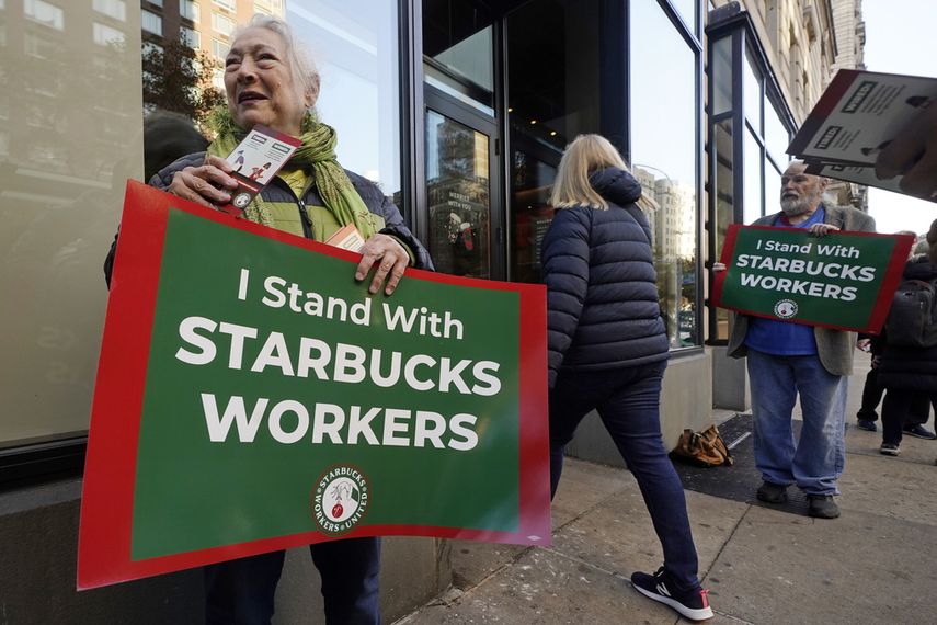Arlene Geiger sostiene un cartel de apoyo a los trabajadores de Starbucks frente a un establecimiento de la cadena en Upper West Side, Nueva York.&nbsp;