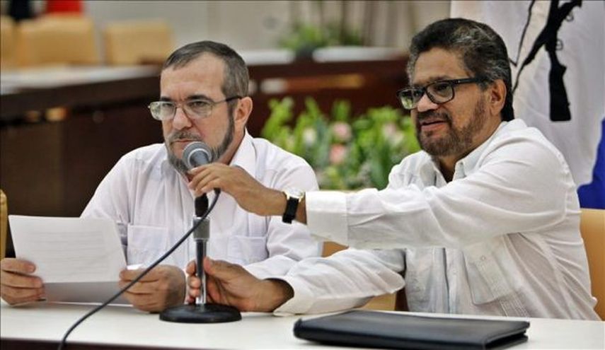 El máximo líder de las FARC Rodrigo Londoño (i), alias Timochenko, ofrece declaraciones junto al segundo líder de las FARC Iván Márquez (d) el 23 de septiembre de 2015, en La Habana (Cuba). EFE