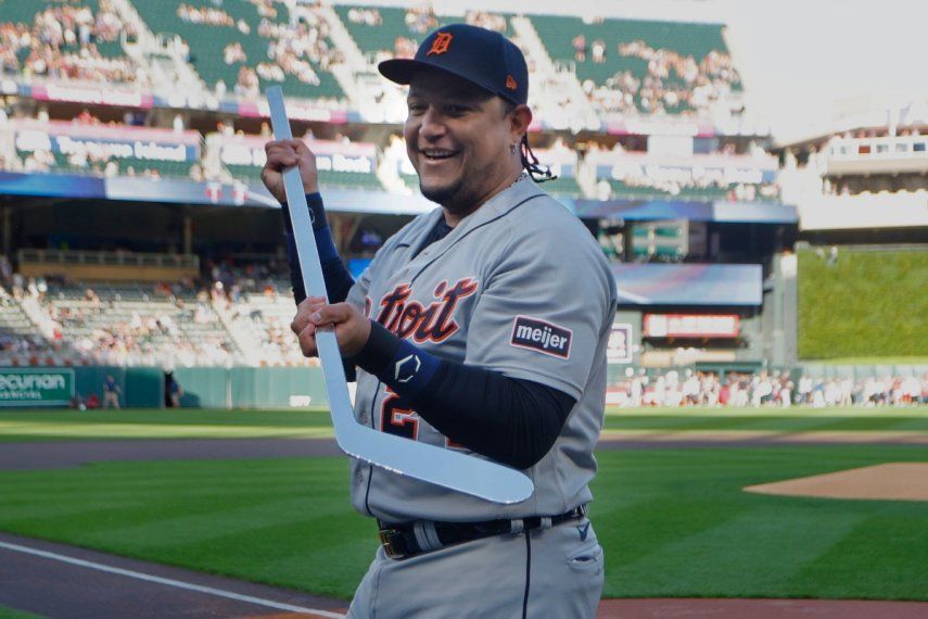 El venezolano Miguel Cabrera, de los Tigres de Detroit, sostiene un bastón de hockey, hecho de plata, que le obsequiaron los Mellizos de Minnesota el martes 15 de agosto de 2023&nbsp;