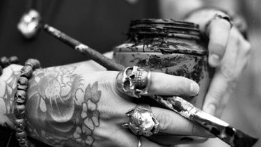 Fotografía sin fechar cedida por la galería La Kasa Roja. Tener un tatuaje en el cuerpo tiene un carácter simbólico pero no define a sus portadores (EFE)