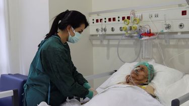 Una enfermera monitorea a Ayse Karatay en el Hospital Municipal de Eskisehir, Turquía, el sábado 4 de septiembre de 2021. Karatay, una mujer turca de 116 años ha sobrevivido al COVID-19, dijo su hijo el sábado, lo que la convierte en una de las personas de más edad que vence la enfermedad.&nbsp;