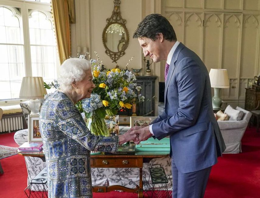La reina Isabel II del Reino Unido recibió al primer ministro canadiense Justin Trudeau durante una audiencia en el Castillo de Windsor, Inglaterra, el lunes 7 de marzo de 2022.&nbsp;