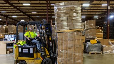Un empleado en uno de los almacenes de distribución de mercancias en EEUU.