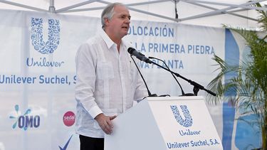 El director general de la compañía holandesa Unilever, Paul Polman, pronuncia un discurso, en la ceremonia de instalación de la primera piedra para la construcción de una fabrica para sus productos la en la Zona Especial de Desarrollo del Mariel, en La