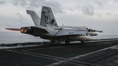 Uno de los aviones militares de Estados Unidos participa en la operación Furia Épica.
