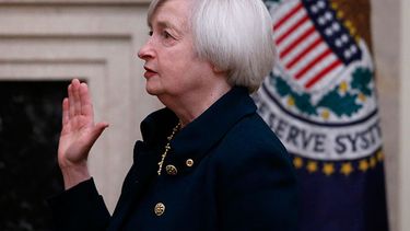 Janet Yellen presta juramento como presidenta de la Reserva Federal el lunes 3 de febrero de 2014, en Washington. (Foto AP/Charles Dharapak)