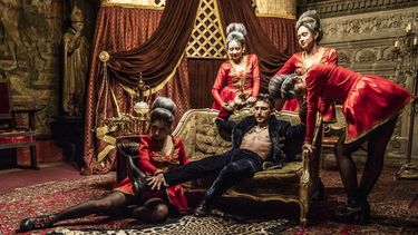 En esta imagen difundida por Videocine, Emiliano Zurita, en el centro, en una escena de No, porque me enamoro, que se estrena el 29 de abril en México.