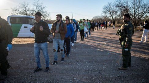 Un grupo de migrantes son procesados por la Patrulla Fronteriza después de cruzar el río ilegalmente el 4 de febrero de 2024 en Eagle Pass, Texas.