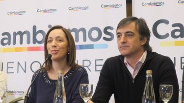 La gobernadora de la provincia&nbsp;argentina&nbsp;de Buenos Aires, María Eugenia Vidal (i), y el precandidato oficialista Esteban Bullrich (d), durante una rueda de prensa este lunes 14 de agosto de 2017.