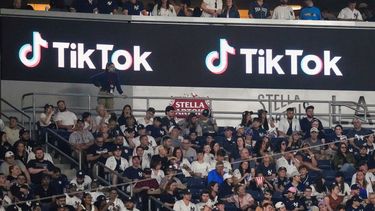 Anuncios de TikTok en un evento público.