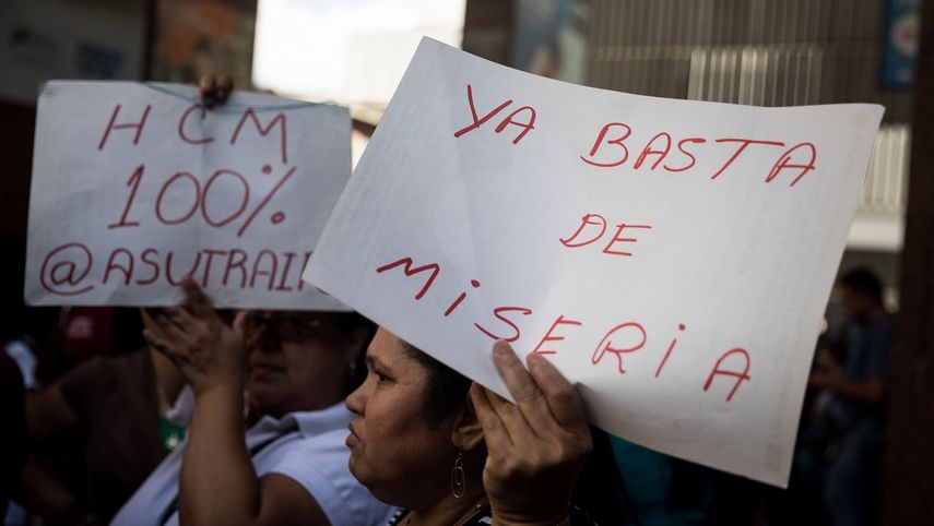 Trabajadores venezolanos protestan para pedir el cobro completo de su salario este jueves 4 de octubre de 2018, frente a la sede del Ministerio de Educación Superior, en Caracas.