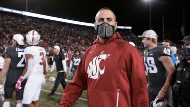 El entrenador Nick Rolovich fotografiado al final de un encuentro entre Washington State y Stanford en Pullman