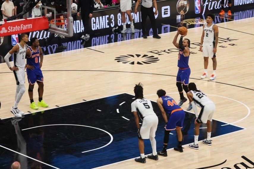 Jalen Brunson # 11 de los New York Knicks intenta un tiro libre durante el último cuarto contra los San Antonio Spurs en el segundo partido de las Finales de la NBA 2026 en el Frost Bank Center el 5 de junio de 2026 en San Antonio, Texas.