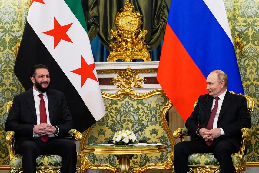El presidente ruso, Vladimir Putin, y el presidente interino sirio, Ahmed al-Sharaa, se reúnen en el Gran Palacio del Kremlin en Moscú el 15 de octubre de 2025.