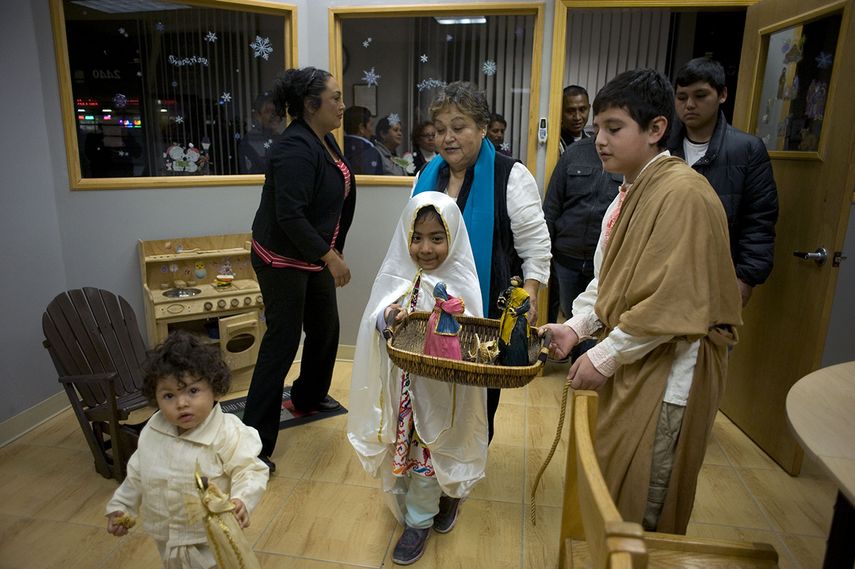 Sophie Cruz, la niña hispana que hace unos meses logró entregar una carta al papa Francisco durante su visita a Estados Unidos, se presentó hoy como embajadora de una campaña que busca recolectar firmas en favor de las acciones ejecutivas de DAPA y DAC