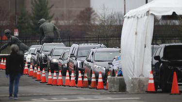 Fila de personas en veh&iacute;culos que esperan a realizarse la prueba de detecci&oacute;n del coronavirus, en Filadelfia, el 20 de marzo de 2020.&nbsp;