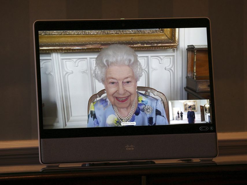 La reina Isabel II de Gran Bretaña en una pantalla durante una videollamada desde el Castillo de Windsor, donde está residiendo, en una audiencia virtual para recibir a su excelencia Ivita Burmistre, embajadora de Letonia, en el Palacio de Buckingham, el 27 de abril de 2021.&nbsp;