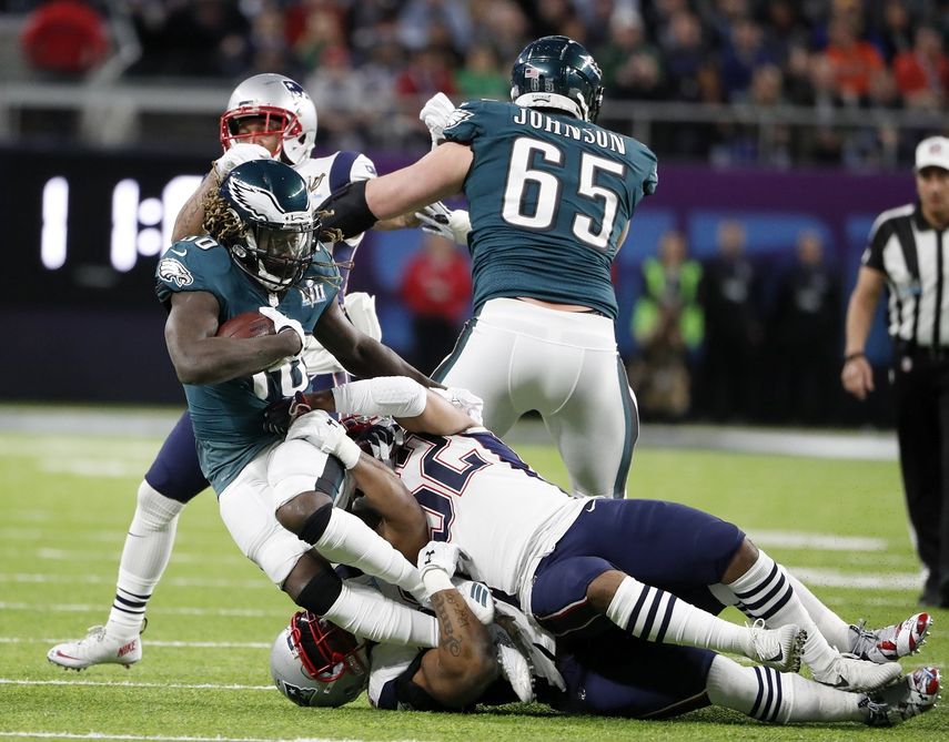 Jay Ajayi, de los Philadelphia Eagles, contra Elandon Roberts,de los New England Patriots.