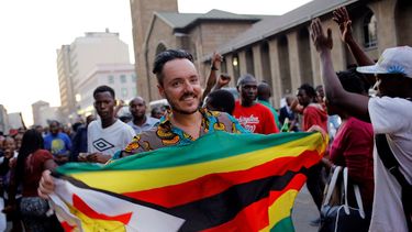 Manifestantes celebran en las inmediaciones del Parlamento, en Harare,&nbsp;la dimisión de Robert Mugabe.&nbsp;