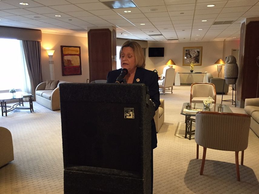 La congresista republicana Ileana Ros- Lehtinen, concedió una rueda de prensa en el Aeropuerto Internacional de Miami, minutos antes de partir hacia Washington D.C (SERGIO OTÁLORA)