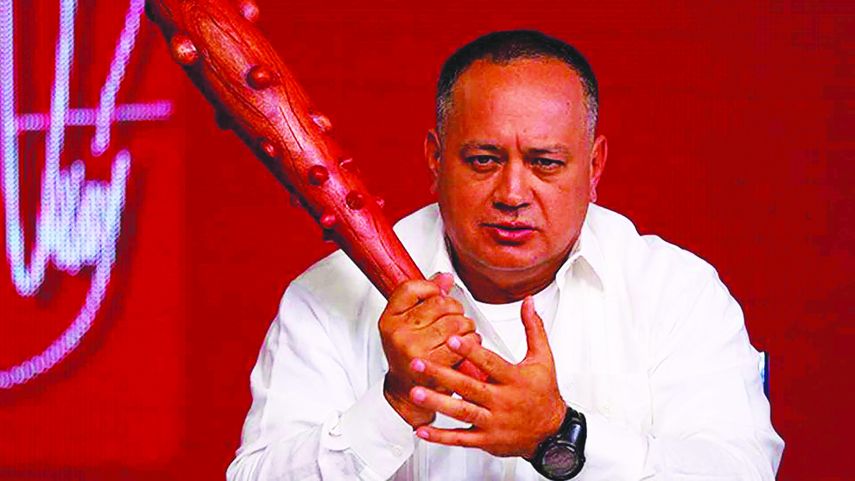 Diosdado Cabello arremete contra la oposición desde su programa televisivo Con el mazo dando, que es transmitido por el canal estatal Venezolana de Televisión.