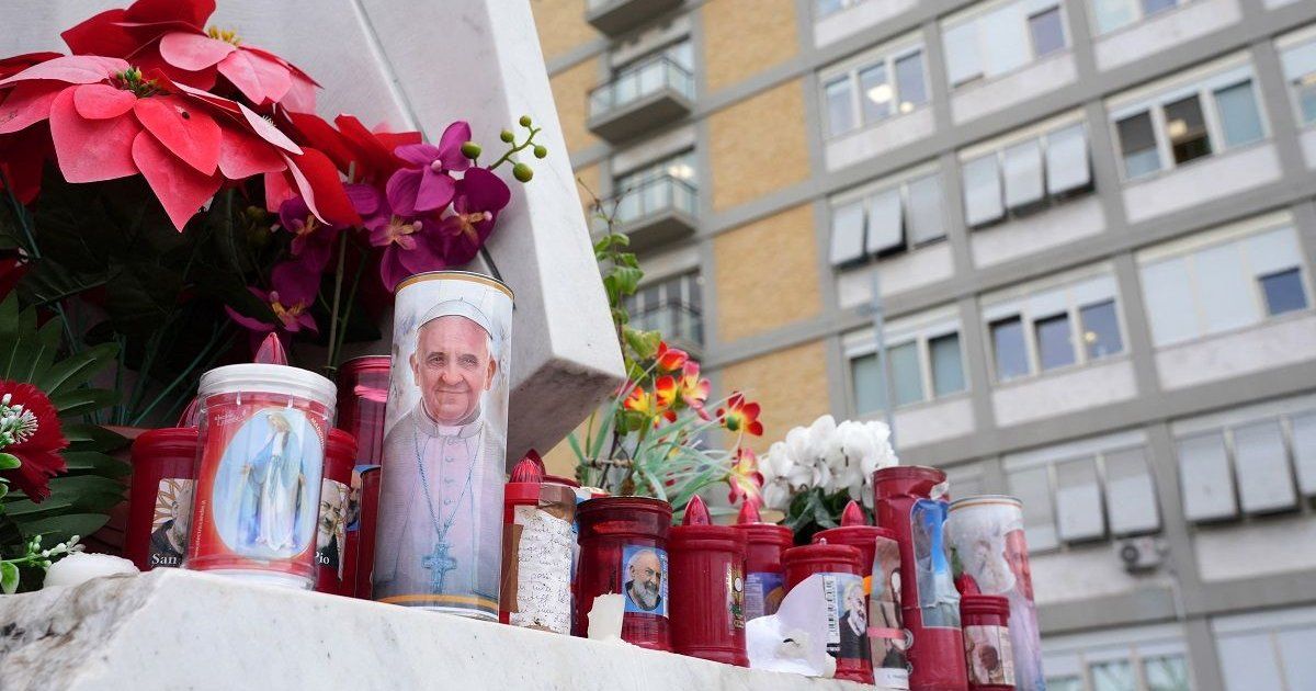 El papa Francisco pasa una noche tranquila tras crisis respiratoria