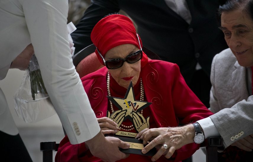 La prima ballerina de Cuba Alicia Alonso recibi&oacute; el premio Estrella del Siglo del Instituto de la M&uacute;sica Latina en reconocimiento a sus contribuciones al ballet y la cultura, durante una ceremonia en La Habana.