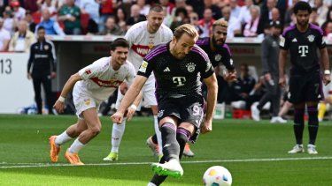 Harry Kane, del Bayern Múnich, anota desde el punto penal durante el partido de fútbol de la Bundesliga de Alemania entre Bayern Múnich y VfB Stuttgart, en Stuttgart, Alemania, el sábado 4 de mayo de 2024.