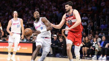 Terry Rozier # 2 del Miami Heat conduce contra Tristan Vukcevic # 00 de los Washington Wizards durante el cuarto cuarto del partido en el Kaseya Center el 13 de abril de 2025 en Miami, Florida. 