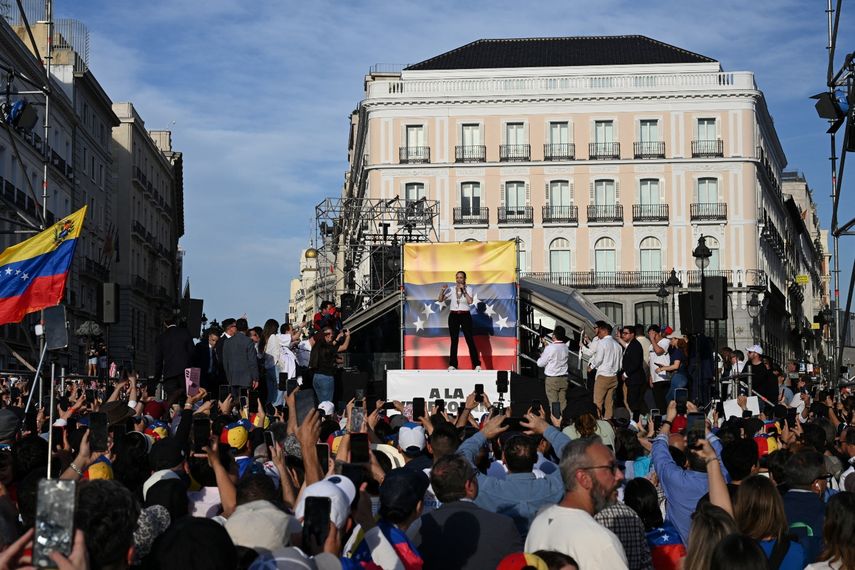 La líder de la oposición venezolana, María Corina Machado, se dirige a sus seguidores en el escenario de la Puerta del Sol de Madrid el 18 de abril de 2026.