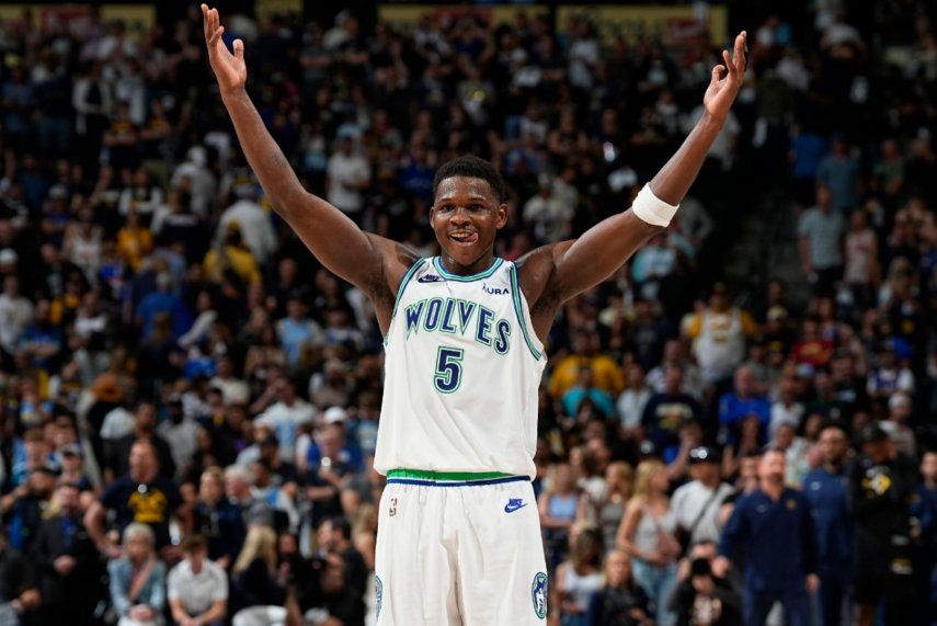 Anthony Edwards, de los Timberwolves de Minnesota, celebra mientras el tiempo transcurre en los segundos finales en la segunda mitad del Juego 7 de la segunda ronda de los playoffs en contra de los Nuggets de Denver, el domingo 19 de mayo de 2024, en Denver.&nbsp;