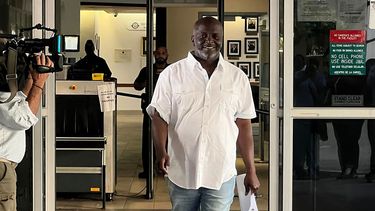 Sidney Holmes abandona la prisión.