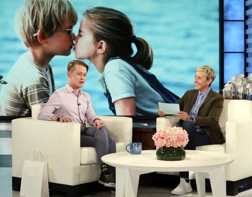 Macaulay Culkin y Ellen DeGeneres en The Ellen DeGeneres Show en Burbank, California, el 23 de abril de 2018.