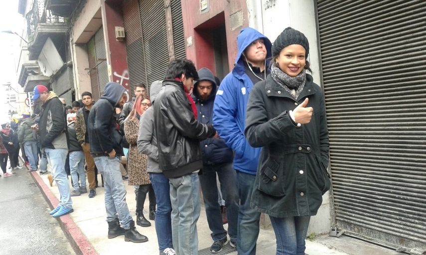 Vista de un grupo de venezolanos en Montevideo, Uruguay, durante la convocatoria al plebiscito del pasado 16 de Julio.