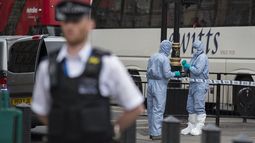 Agentes forenses inspeccionan los objetos pertenecientes a un hombre que ha sido detenido en Westminster,&nbsp;Londres, Reino Unido, este 27 de abril de 2017.
