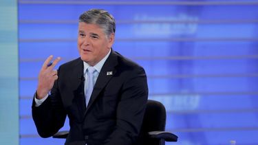 En esta foto de archivo del 26 de julio de 2018, el presentador del programa de entrevistas de Fox News Sean Hannity habla durante una grabaci&oacute;n de su programa en Nueva York.&nbsp;